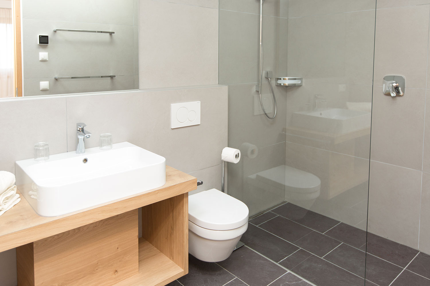 Apartment Meran – Badezimmer mit ebenerdiger Dusche