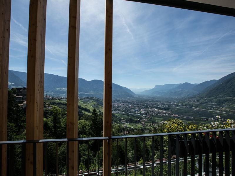 Ferienwohnung Meran – Balkon mit Blick ins Etschtal und auf Schloss Tirol
