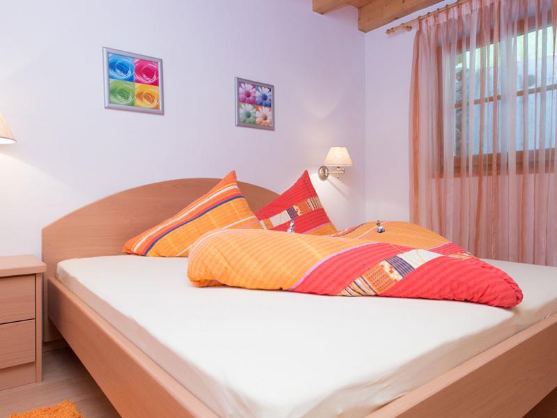 Ferienwohnung Schloss Tirol – Schlafzimmer mit Doppelbett
