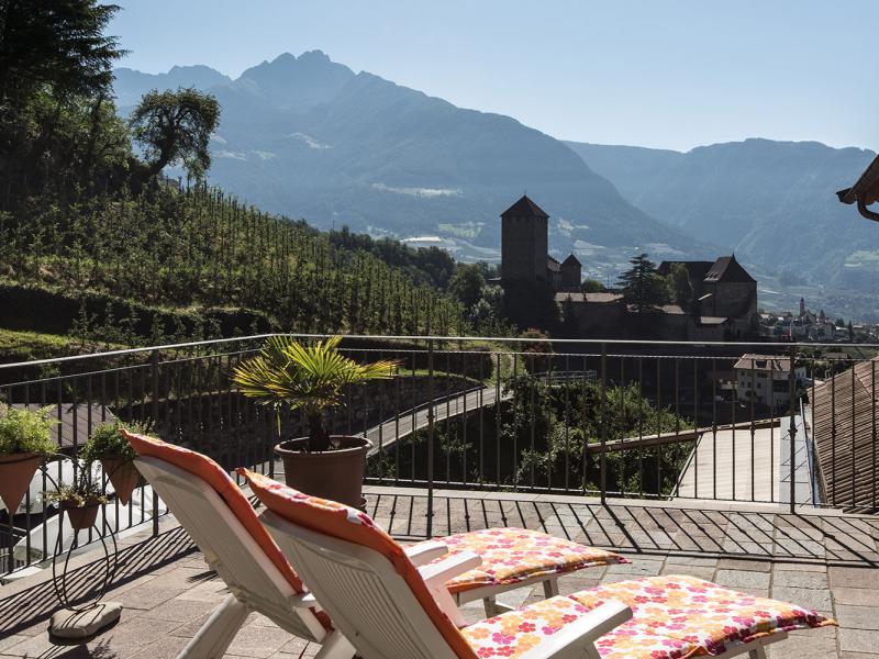 Ferienwohnung Schloss Tirol – großer sonniger Balkon