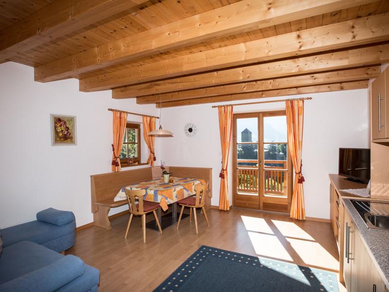 Appartamento Wildbach – Soggiorno con divano-letto, angolo pranzo e cucina componibile