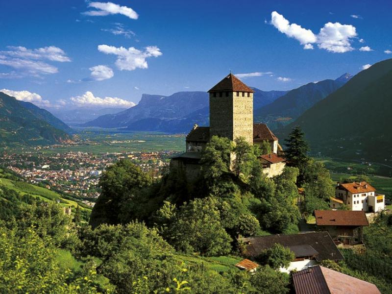 Schloss Tirol oberhalb von Meran