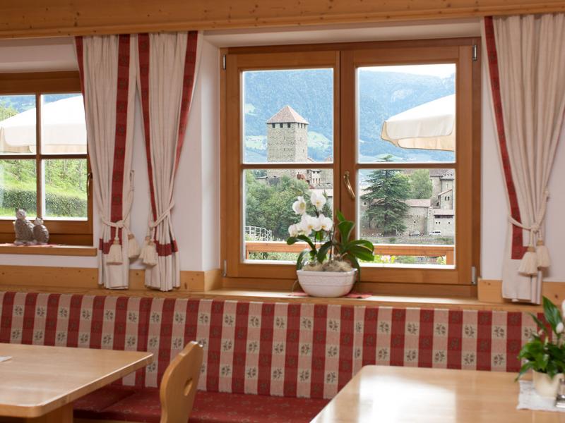 Gasthaus mit Blick auf Schloss Tirol
