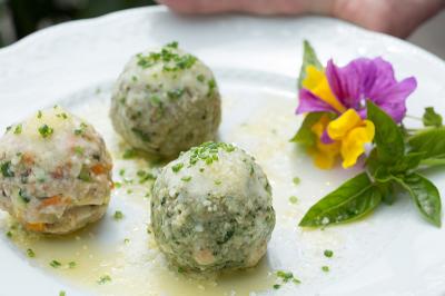 Knödeltris - hausgemachte Gemüseknödel, Brennnesselknödel & Löwenzahnknödel