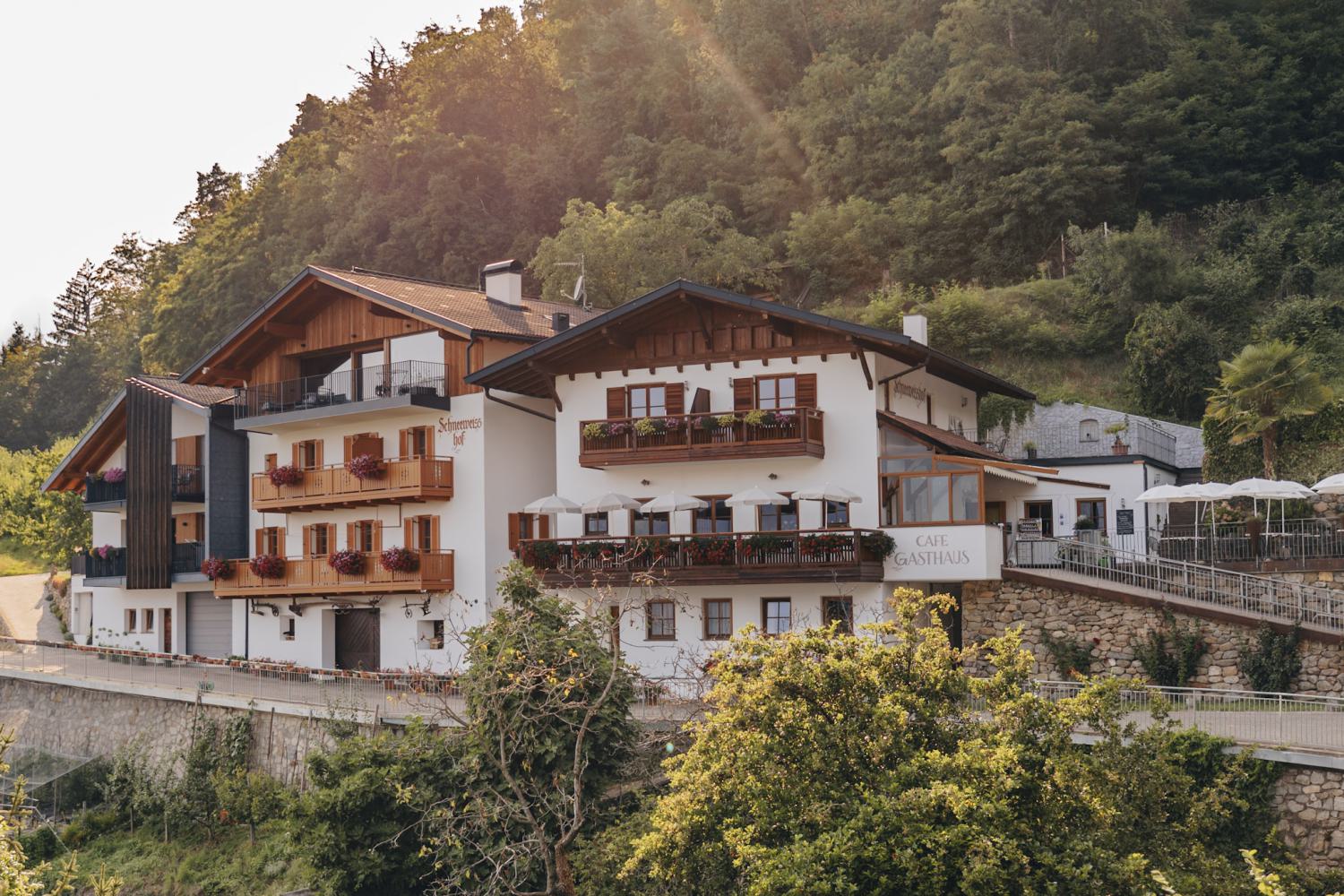 Gasthaus - Ferienwohnungen Schneeweisshof in Dorf Tirol