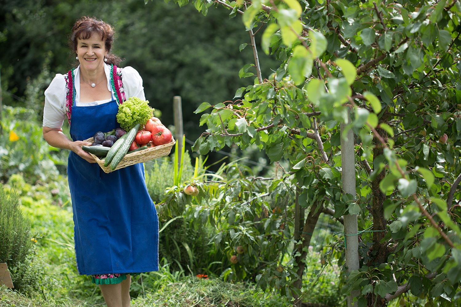 Contadina con cesto di verdure