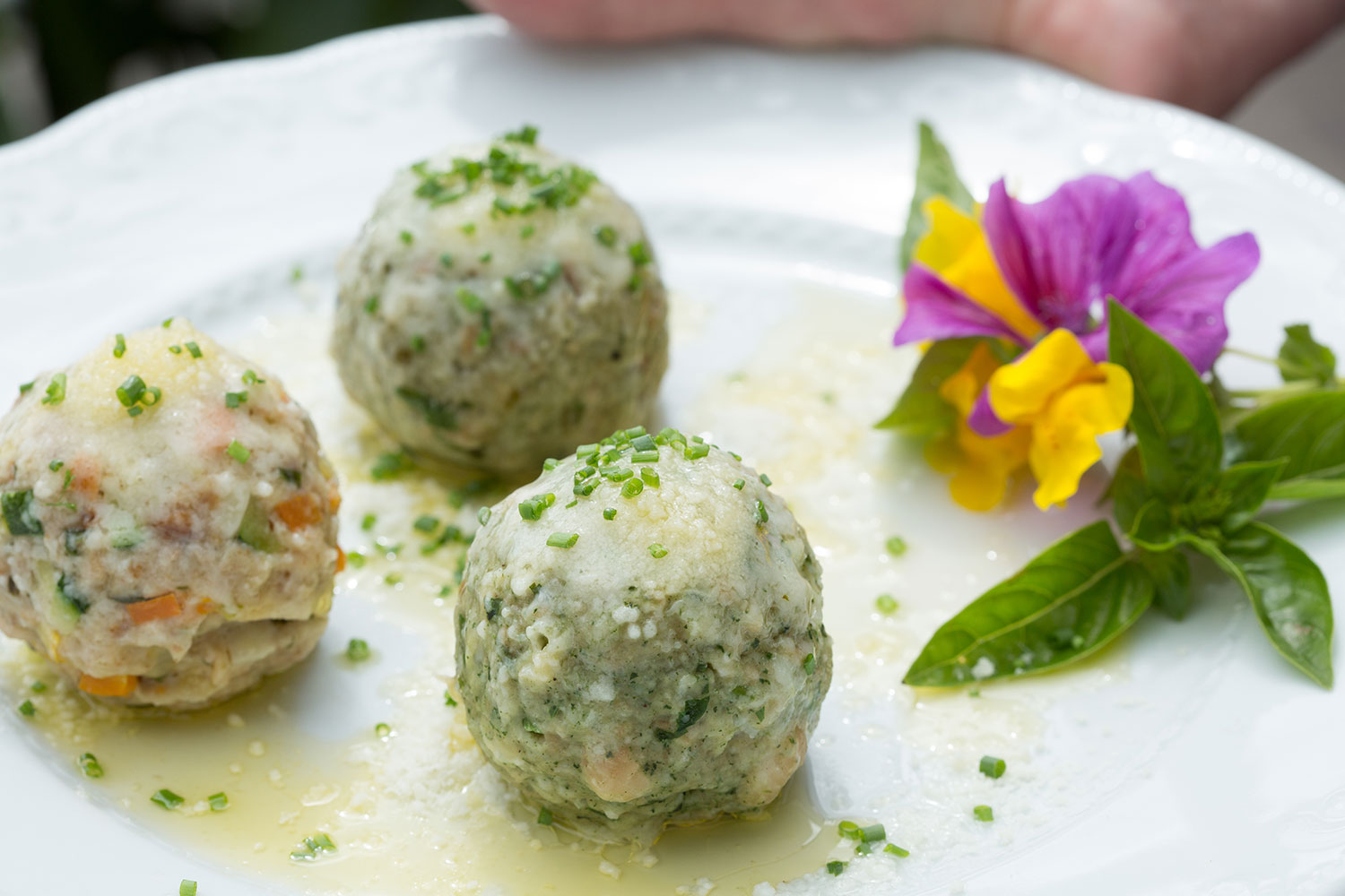 Come primo: tris di canederli con parmigiano e burro