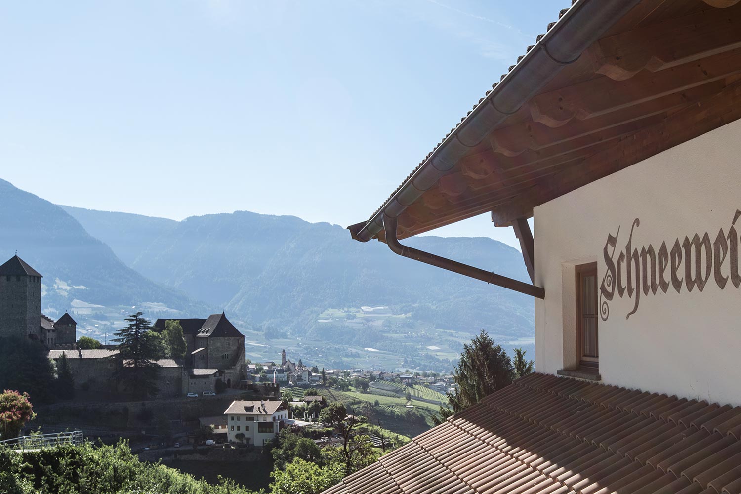 Aussicht vom Schneeweisshof in Dorf Tirol, bei Meran
