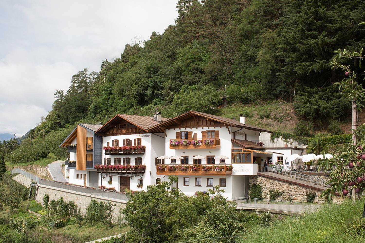 Gasthaus - Café & Ferienwohnungen Schneeweisshof in Dorf Tirol